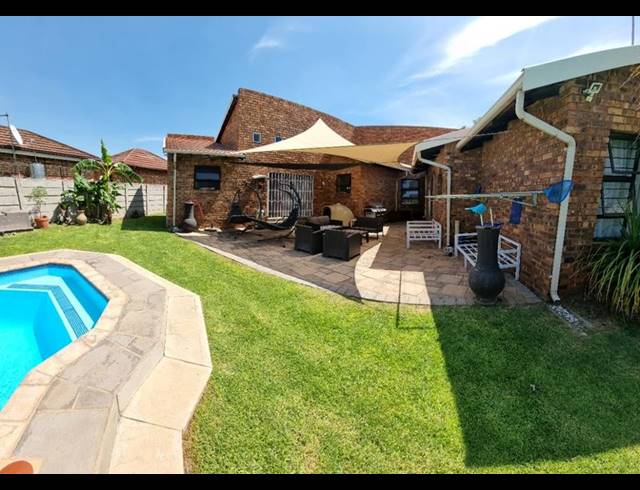 4 BEDROOM HOUSE FOR SALE IN DALPARK EXT 1